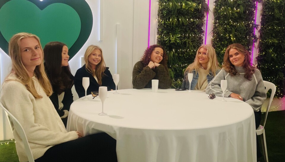 GLEDET SEG: Jentene ventet i spenning på å se hvem som var finaleparene i Love Island 2025.