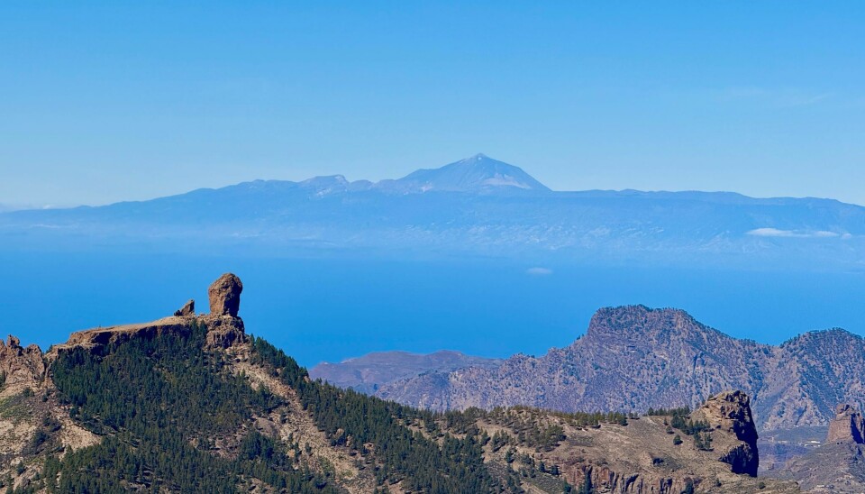 ENORM UTSIKT: Fra Gran Canarias høyeste punkt har du utsikt over store områder. Her ser du den kjente stenen Roque Nublo og over på Tenerife og fjellet Teide.