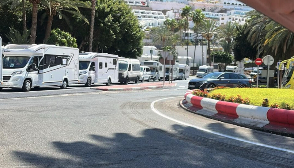 TUT OG KJØR: Hundrevis av bobiler demonstrerte sør på Gran Canaria i dag.