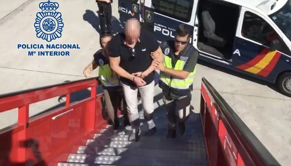 Her føres 47-åringen om bord på flyet til Kanariøyene, der han har vært etterlyst siden 2024.