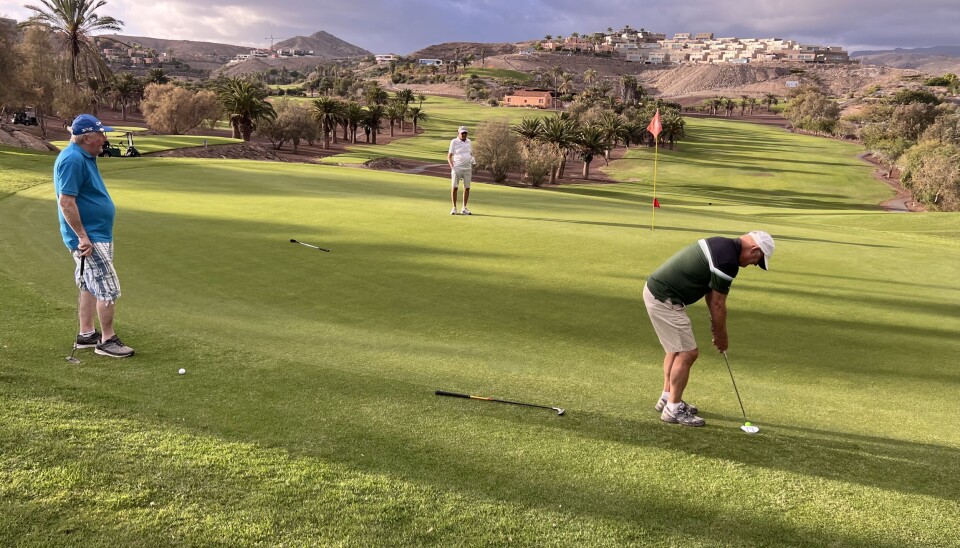 PUTTING: Christer og Svein følger med på Andreas som prøver avslutte hullet med en lang putt.