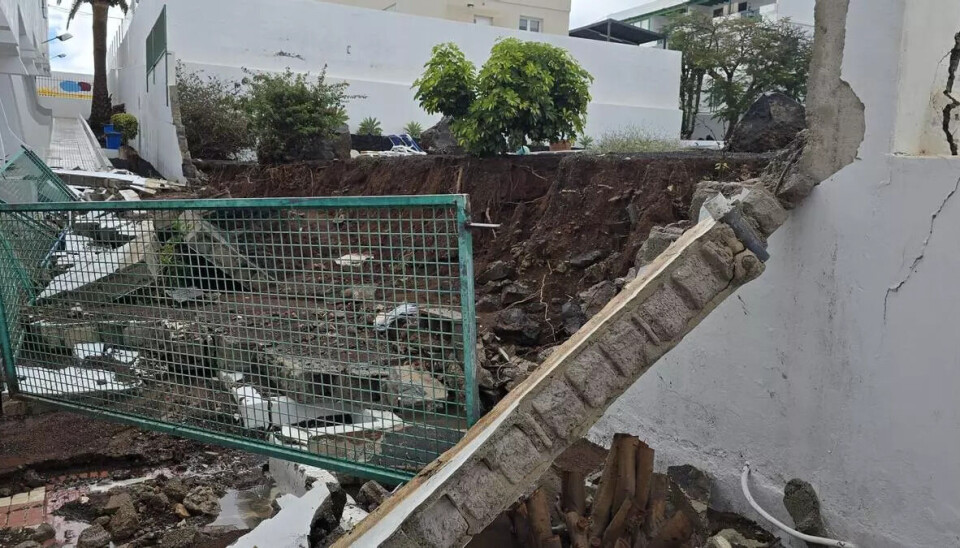 TOK MUREN: De kraftige vannmassene tok blant annet med seg en mur på veien.