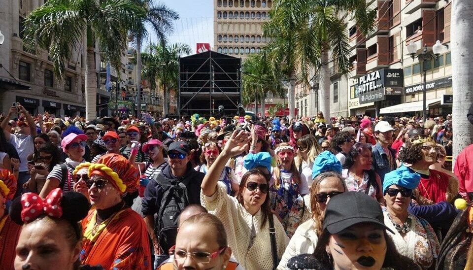 FOLKEFEST: Karnevalet i Santa Cruz de Tenerife er verdens nest største etter Rio de Janeiro.