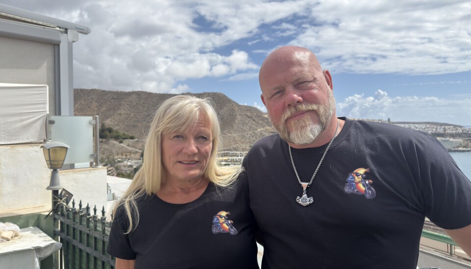 Hanne Mikaelsen og Stefan Wide storkoser seg med MC i sola.