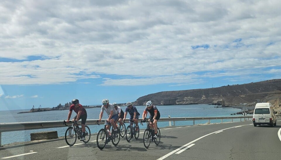 MAKS TO I BREDDEN: Likevel bryter syklistene reglene daglig på Gran Canaria.