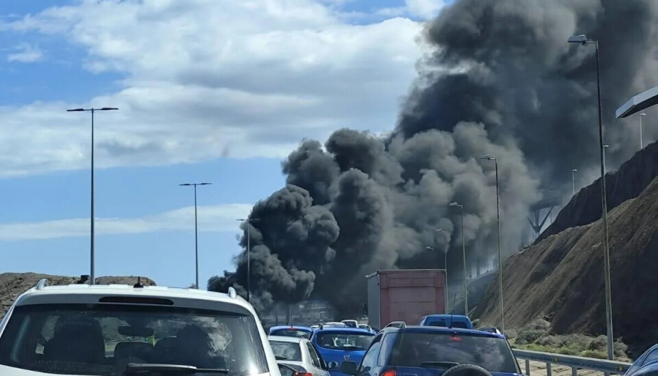 En voldsom røyksøyle stod opp fra minibussen som brant.