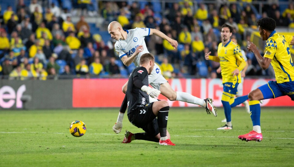 MÅL: Jon Guridi runder Cillessen og setter inn 2-0 til Alavés.