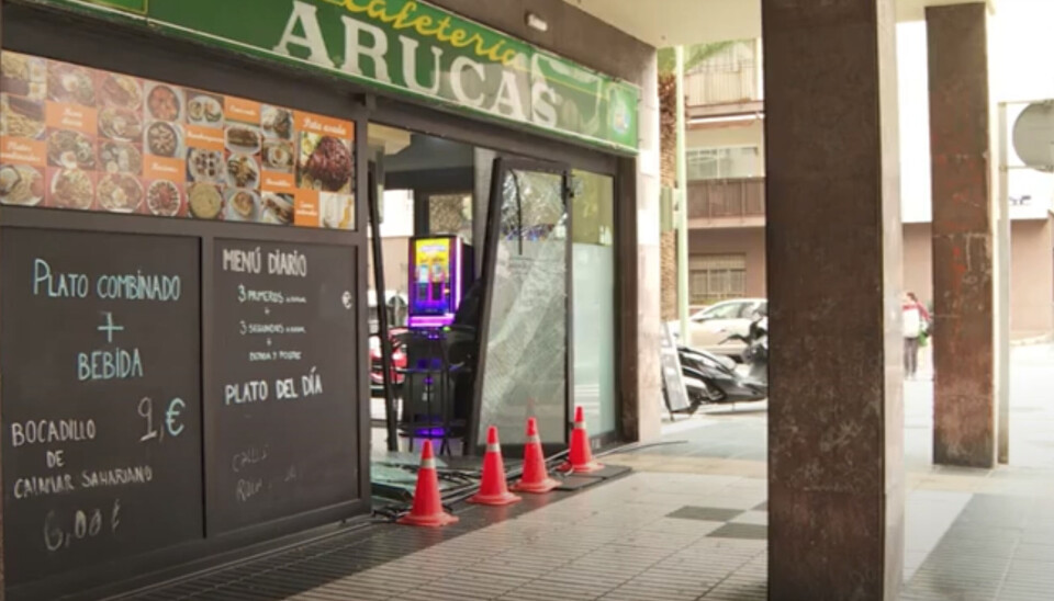 ØDELAGT: Tyvene dundret inn i døra til Cafetería Arucas tre ganger.