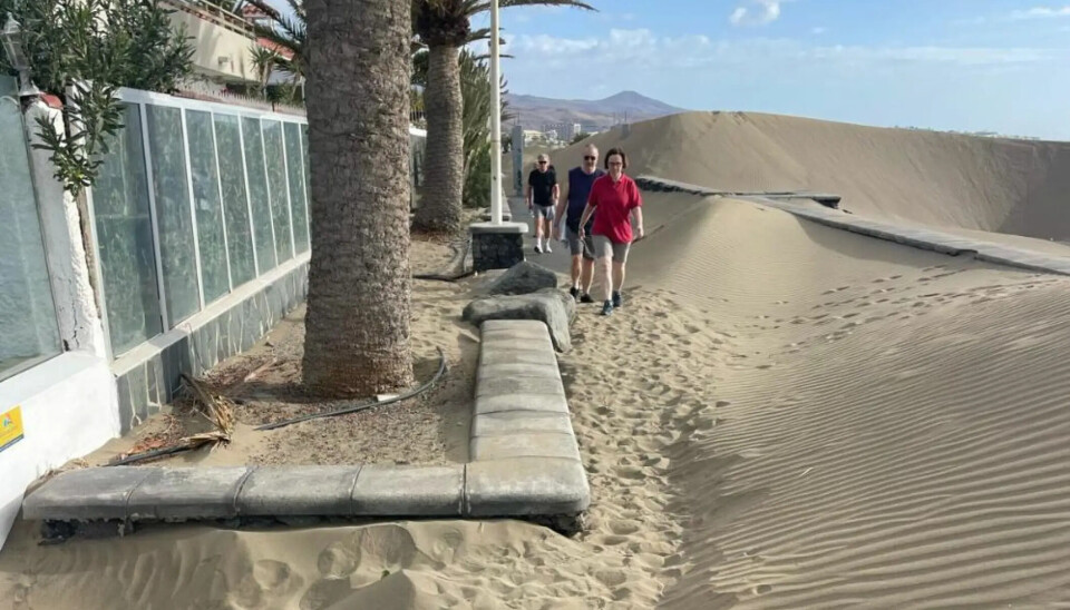 BEGRAVES: Flere steder har promenaden blitt begravd i sand fra Maspalomas. Nå kommer kommunen for å rydde opp.