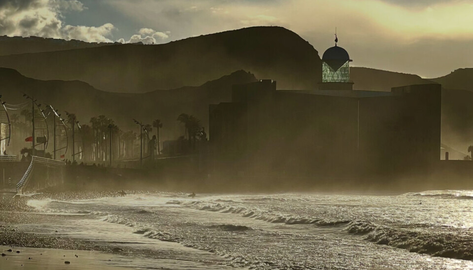 EN HJELPENDE HÅND: De små møtene på Las Canteras setter spor i mer enn sanden.