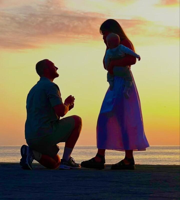 FANGET PÅ KAMERA: Et vakkert frieri i solnedgangen.