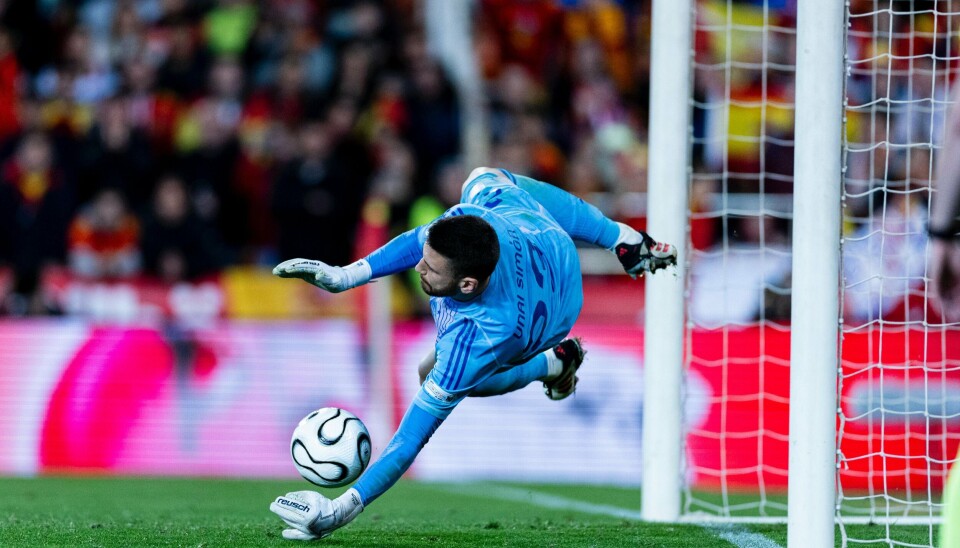 REDDET: Spanias Keeper Unai Simon reddet et straffespark i straffespaskkonkurransen.