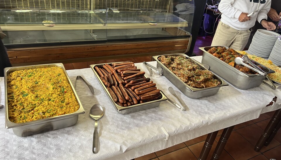 BUFFET: Det serveres diverse mat på festivalen.