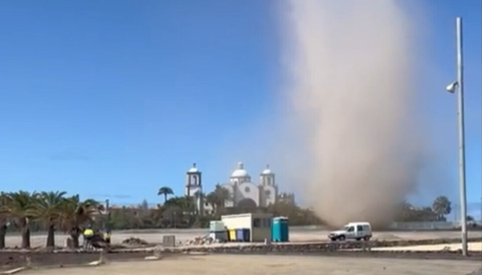 STØVVIRVEL: Arbeidere og Canariavisens egen journalist måtte evakuere.
