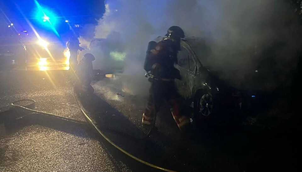 Her jobber brannvesenet for å slukke de to bilene.