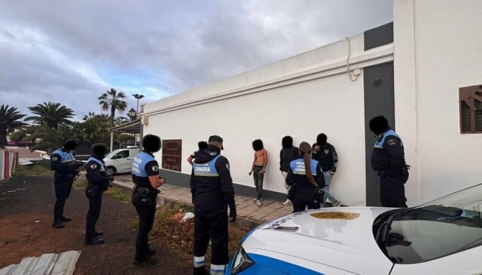 Her kastes okkupantene ut av det forlatte bygget.