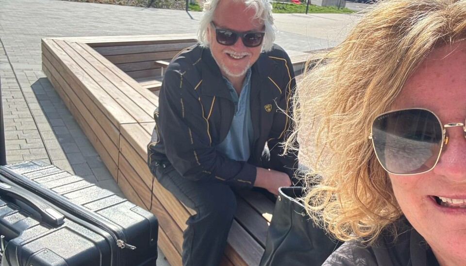 LANG TUR: Anne Marit Hjelme og Geir har tilbragt påskeferien i leiligheten på Lanzarote. Her fra flyplasshotellet i Manchester.