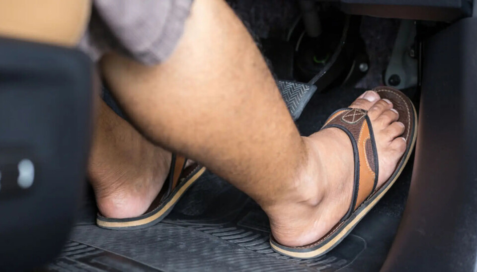 IKKE LOV: Sandaler og slippers kan også 'forstyrre kjøringen' og dermed risikerer du bot.