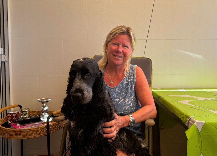 SERVICEHUND: Kari Eldby har med seg servicehunden Magda fra Norge. Det får hun ikke lov til, mener styret på Puerto Plata.