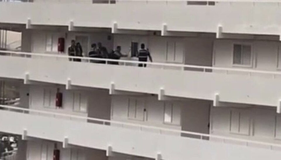 Bilde fra aksjonen der en av de mistenkte ble pågrepet.