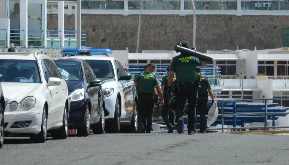 TOK SEG INN: Store politistyrker slo til mot det okkuperte komplekset i Puerto Rico denne tirsdagen.
