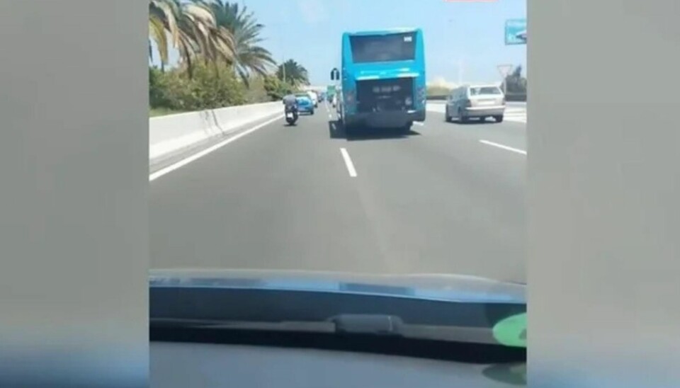 ÅPENT: Bussen duret nedover motorveien med bakluka åpen.