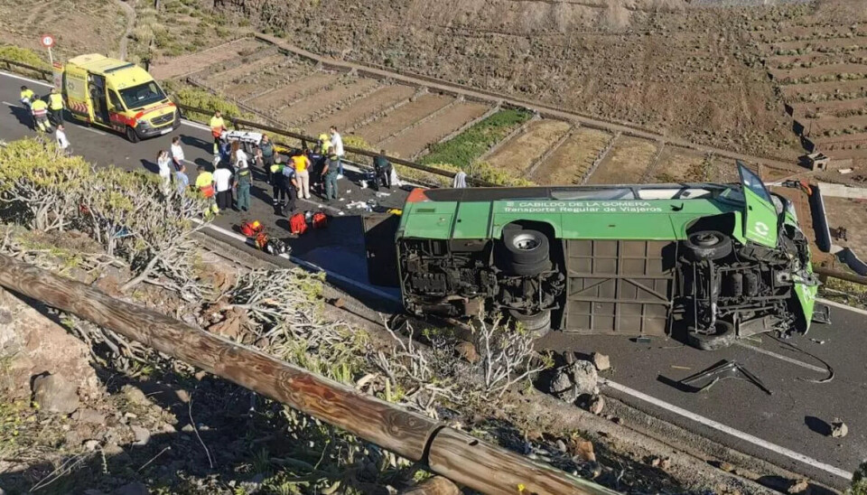 EN DØD: En kvinne omkom og elleve personer ble skadet da bussen veltet på La Gomera.
