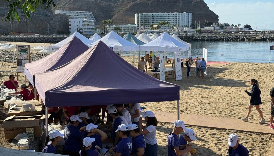 Utover dagen fylles stranda med glade mennesker fra ulike omsorgssentre på Gran Canaria.