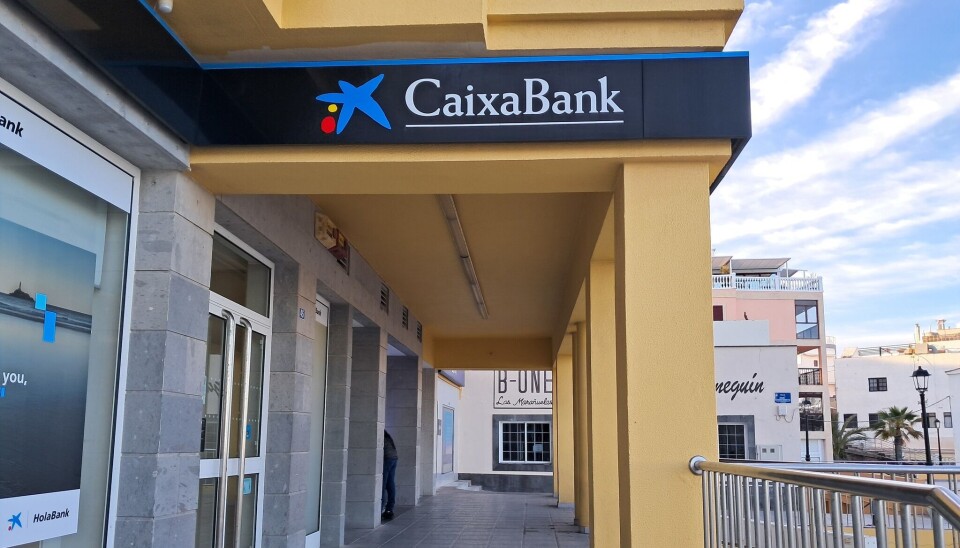 Caixa Bank sin filial i Arguineguín er en av bankene som smører på høye gebyrer for kontantuttak. Det har ført til reaksjoner.