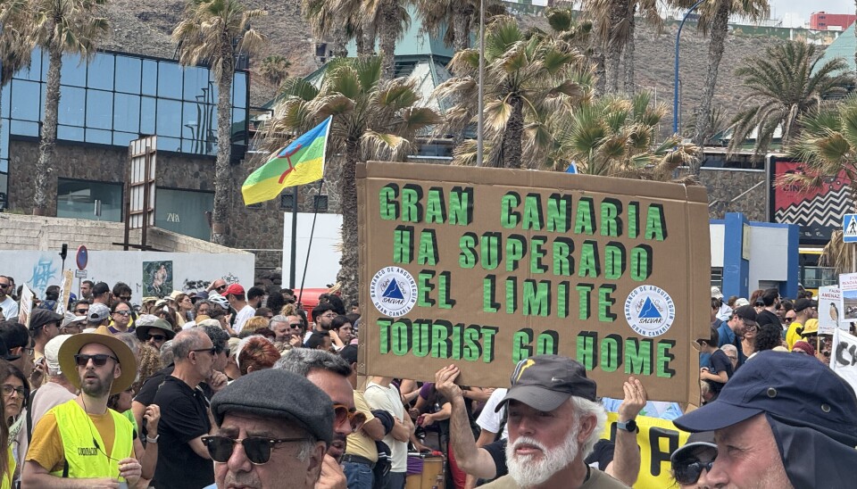 'Gran Canaria har passert grensen. Turist, dra hjem' står det på banneret.