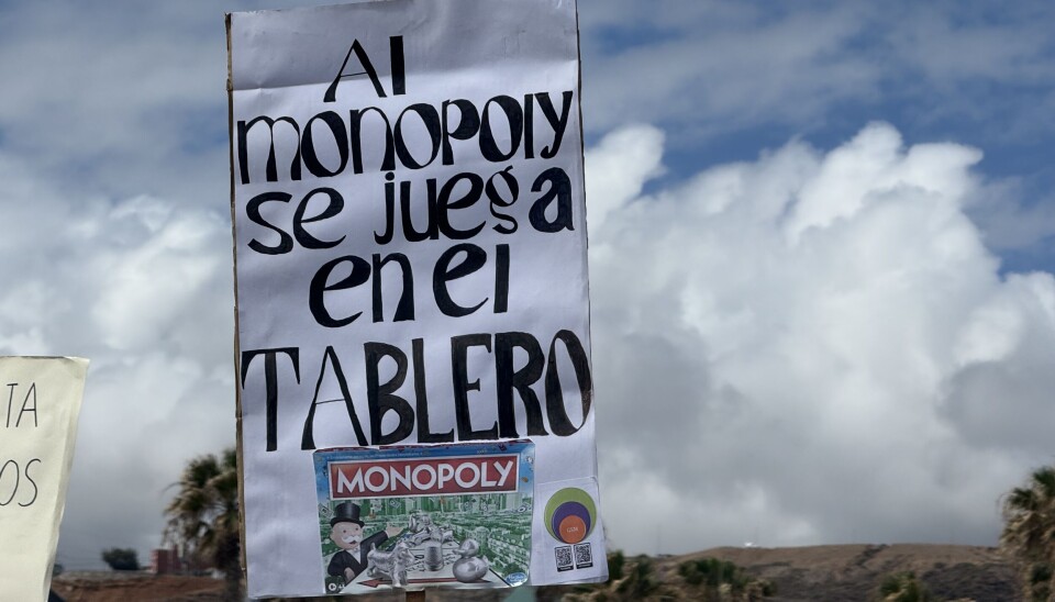 'Det spilles Monopol i El Tablero' står det på banneret.