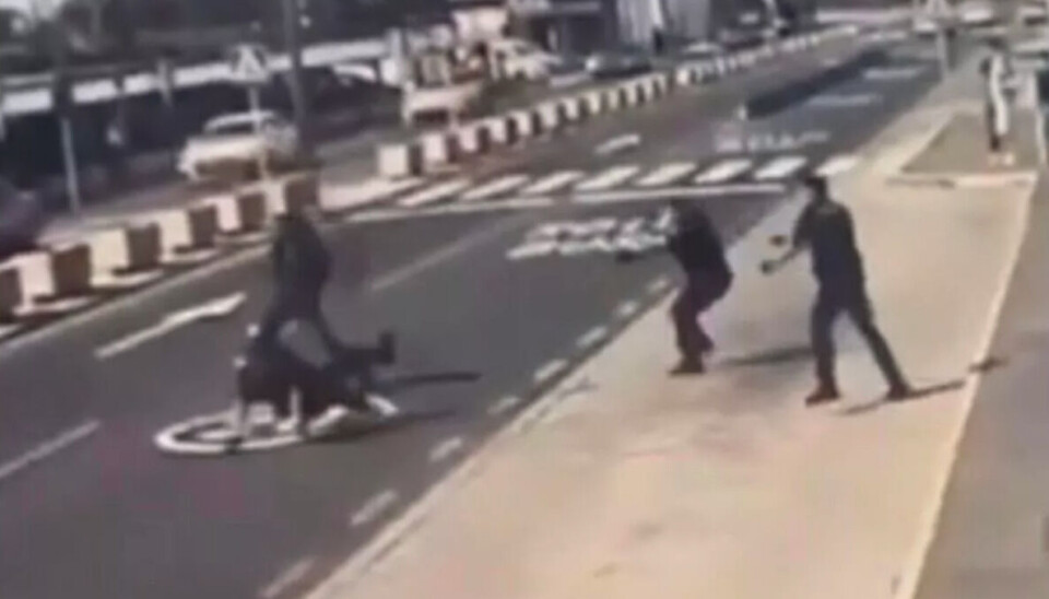 Overvåkningsbilder viser den dramatiske hendelsen, som skjedde foran sjokkerte turister på bussholdeplassen.