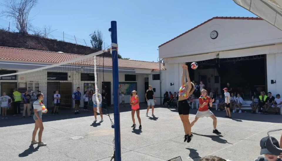 Her spiller elevene ved Den norske skolen volleyball ute, midt på vinteren.