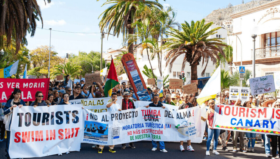 Demonstrerte mot forurensning i badevannet på Tenerife.