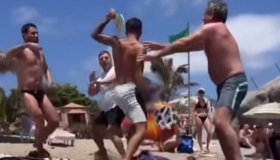 Skjermdump fra videoen som viser slåsskampen. Se video lenger ned i saken.