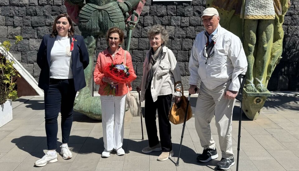 Her besøker Kong Harald og Dronning Sonja Pirámides de Güímar på Tenerife. Fra venstre: Kong Harald, Jacqueline Heyerdahl, Dronning Sonja og parkdirektør Alicia Barroso.