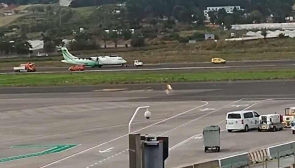 Her står Binter Canarias-flyet bom fast på rullebanen etter nødlandingen.