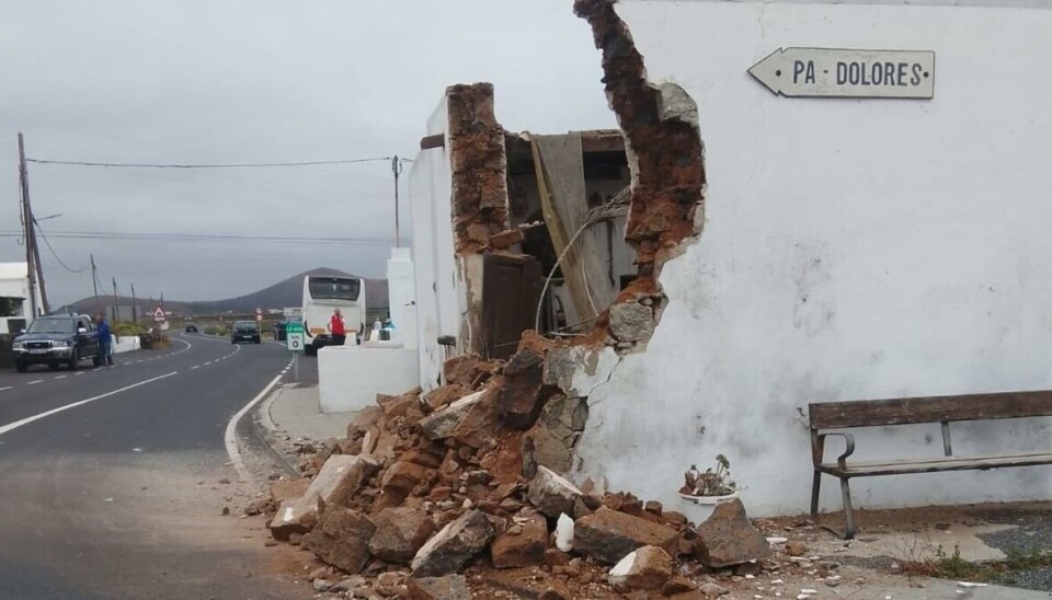 STORE SKADER: Huset fikk store skader da bussen traff.
