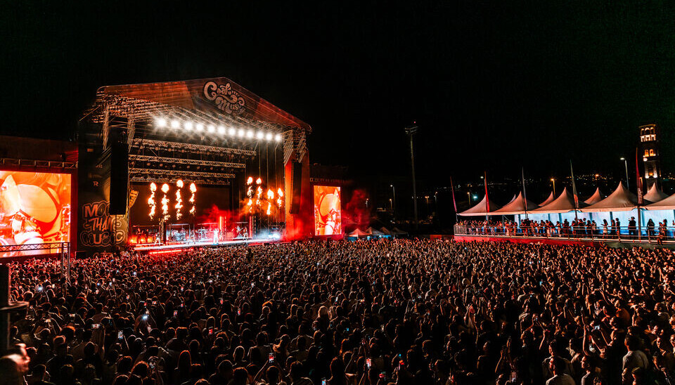STOR PLAKAT: I år kommer blant andre Jennifer López, Gloria Estefan og Sebastián Yatra til Tenerife.