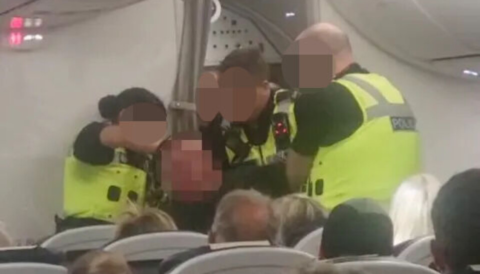 Her kjemper politiet for å få kontroll på mannen.