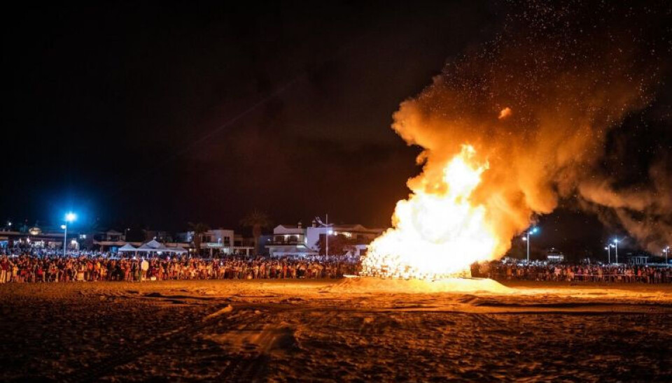 Arkivfoto av et sankthansbål i Playa Honda.