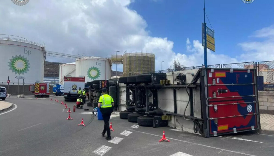 VELTET: Et vogntog veltet like ved havna i Las Palmas denne mandagen.
