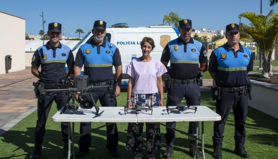 FORNØYD: Ordfører Onalia Bueno og teamet fra lokalpolitiet er godt fornøyd med de nye dronene.