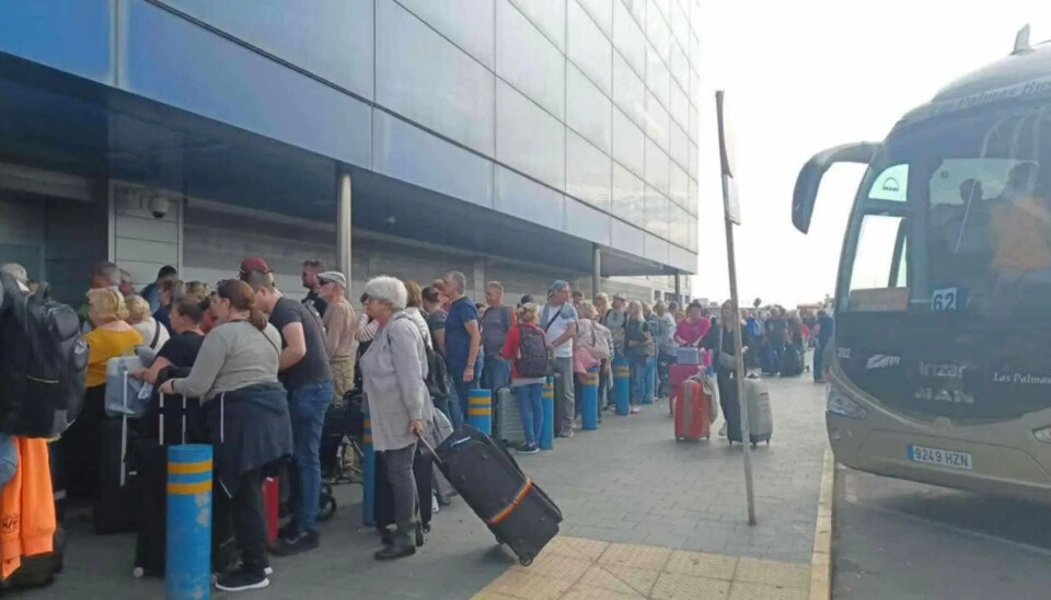 TIMELANGE KØER: IT-problemer førte til timelange køer. Deretter fikk flere hundre Norwegian-passasjerer beskjed om at bagasjen deres stod igjen på Gran Canaria.