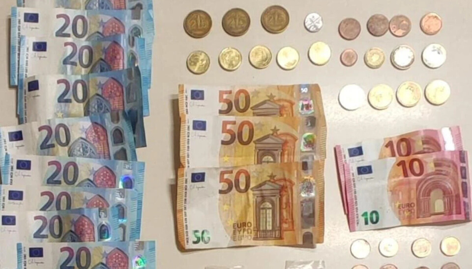 BESLAG: Politiet beslagla kontanter og en el-sparkesykkel. På stedet fant de også narkotika.