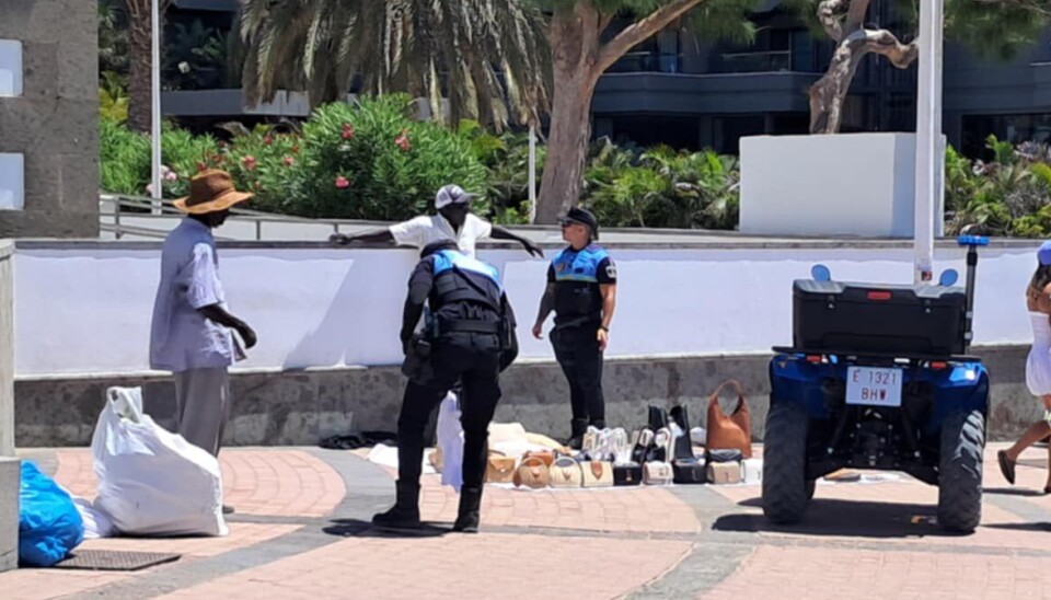 STOPPET: Flere gateselgere ble konfrontert av lokalpolitiet på Gran Canaria denne tirsdagen.