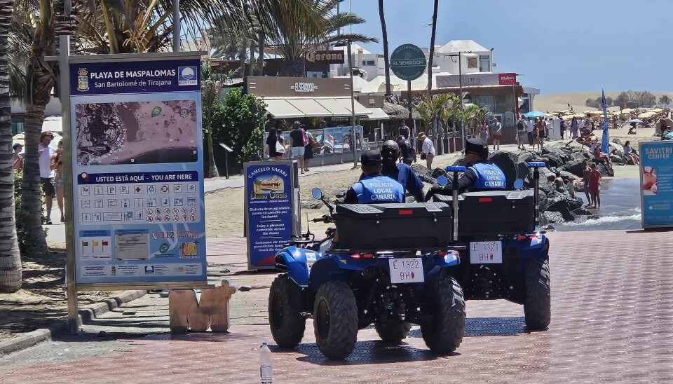 PÅ JAKT: Lokalpolitiet finkjemmer turistområdene i Maspalomas for å ta gateselgere for tiden.