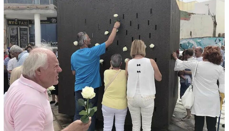 Her samles folk for å minnes de som døde i Spanair-ulykken på Las Canteras i Las Palmas.