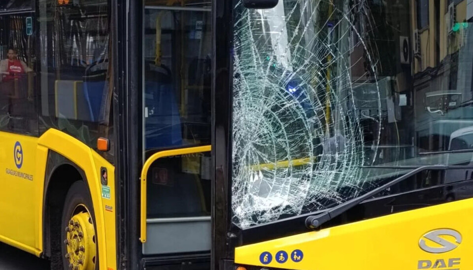 PÅKJØRT: Slik så bussen ut etter ulykken.