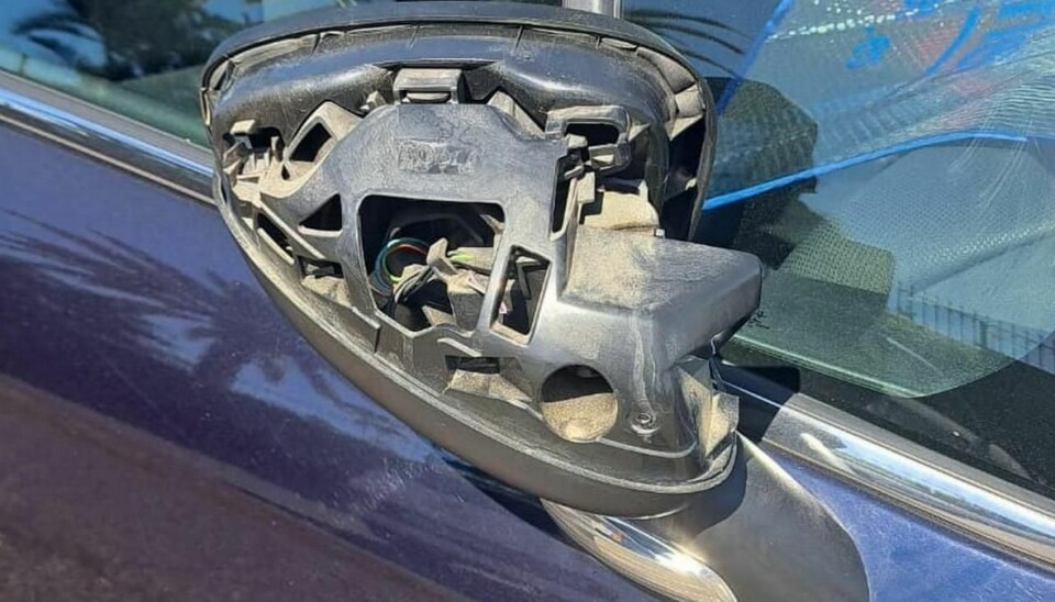 VANDALER: Siden mandag har flere funnet bilen sin uten speil - og med hull i dekkene.